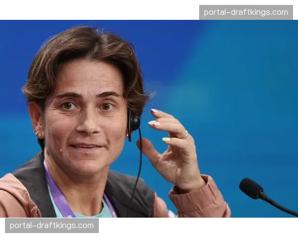 特写：乌兹别克斯坦老将努鲁丁诺夫赛后亲吻杠铃片，宣布年底退役