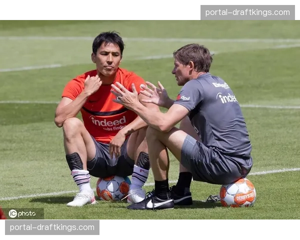特写:法兰克福老将长谷部诚在训练后加练传中,以身作则 特写:法兰克福老将长谷部诚在训练后加练传中,以身作则